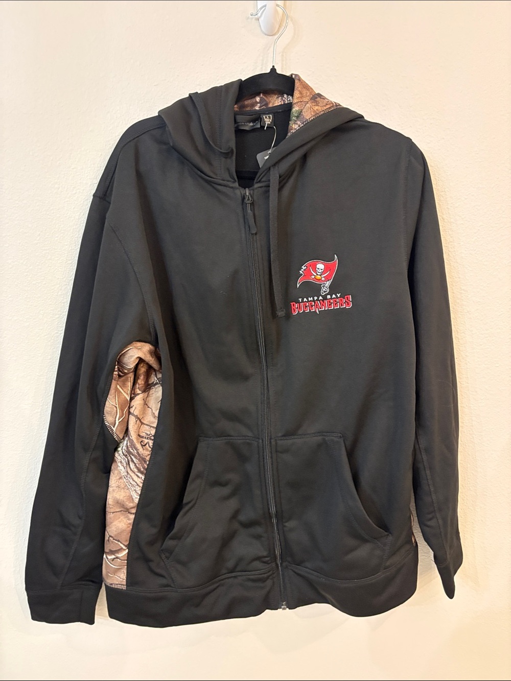 NWT Dunbrooke NFL Tampa Bay Buccaneers Black Zipper Hoodie w/ Camo Hood Lining